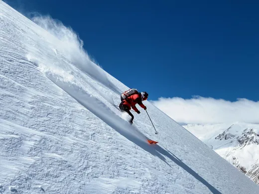 Andrea Murisasco in discesa durante una gita di sci alpinismo