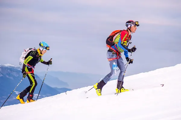 Andrea Murisasco in salita durante una gara di sci alpinismo