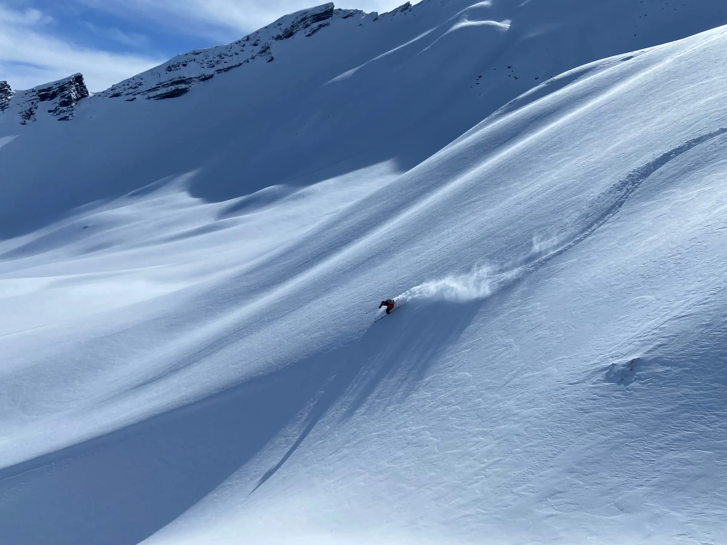 Andrea Murisasco in discesa su neve fresca durante una gita di sci alpinismo